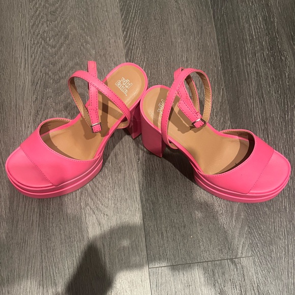 Pink Pumps - Picture 2 of 7